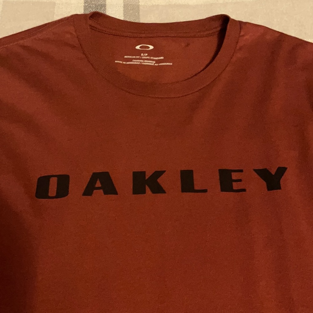 Men’s Oakley short sleeve shirt